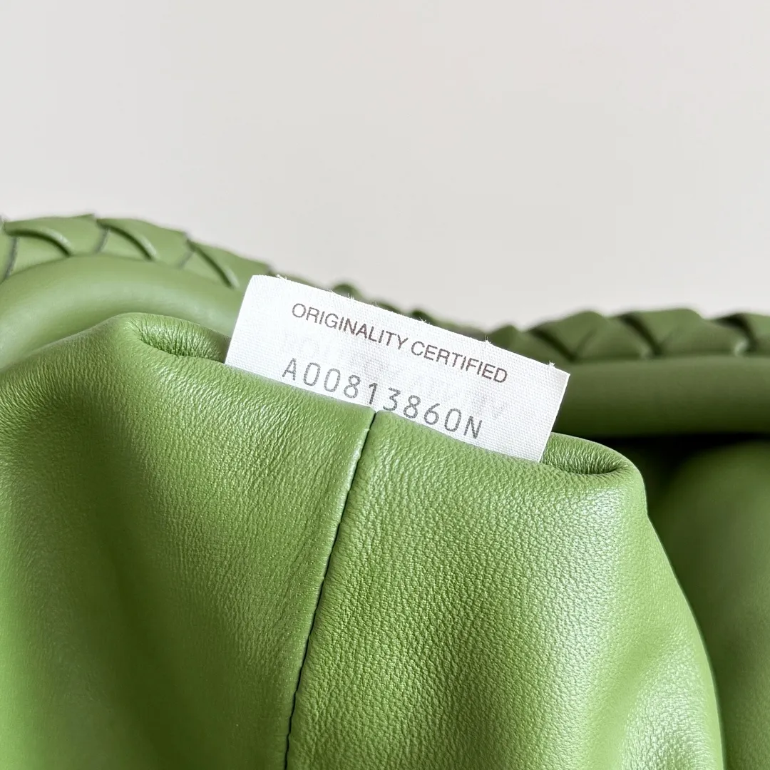 Batch 1880 BOTTEGA VENETA LAUREN 1980 small clutch bag is new! The small size that many people squat on is finally here. The self-adjustable zipper is a highlight of this bag. After being removed, it can be used as a handbag for important occasions. One bag unlocks two carrying methods at the same time. It is practical and has a unique sense of structure and beautiful lines. It is more elegant than a small cloud. It is a tribute to the classics and the pursuit of modernity. Style number: 804038 Size: 27*15*8cm